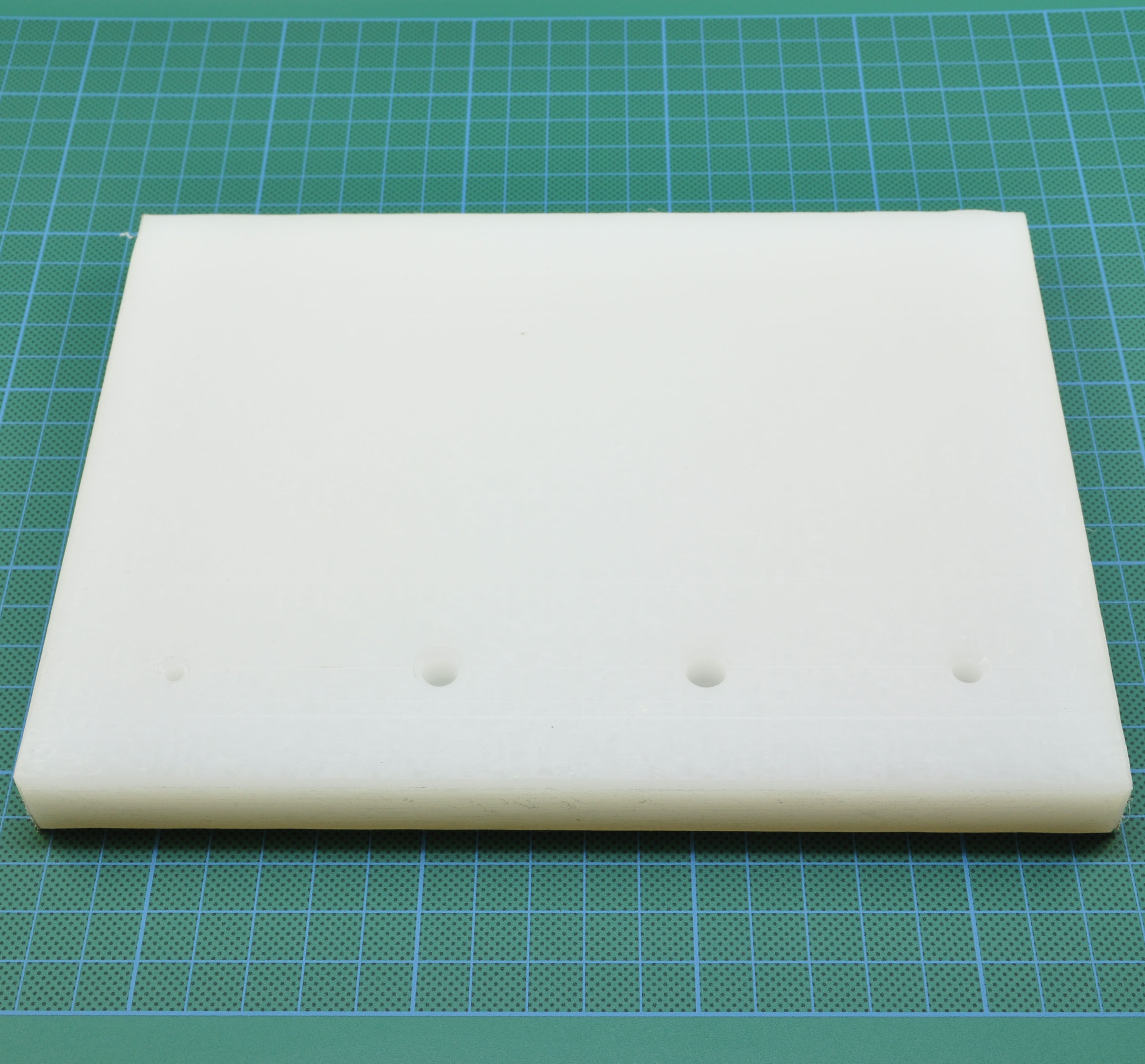 Schneidunterlage 200 x 150 x 15 mm, Weiss, für Loch- und Sticheisen, mit 4 Bohrungen für Nietknöpfe usw.