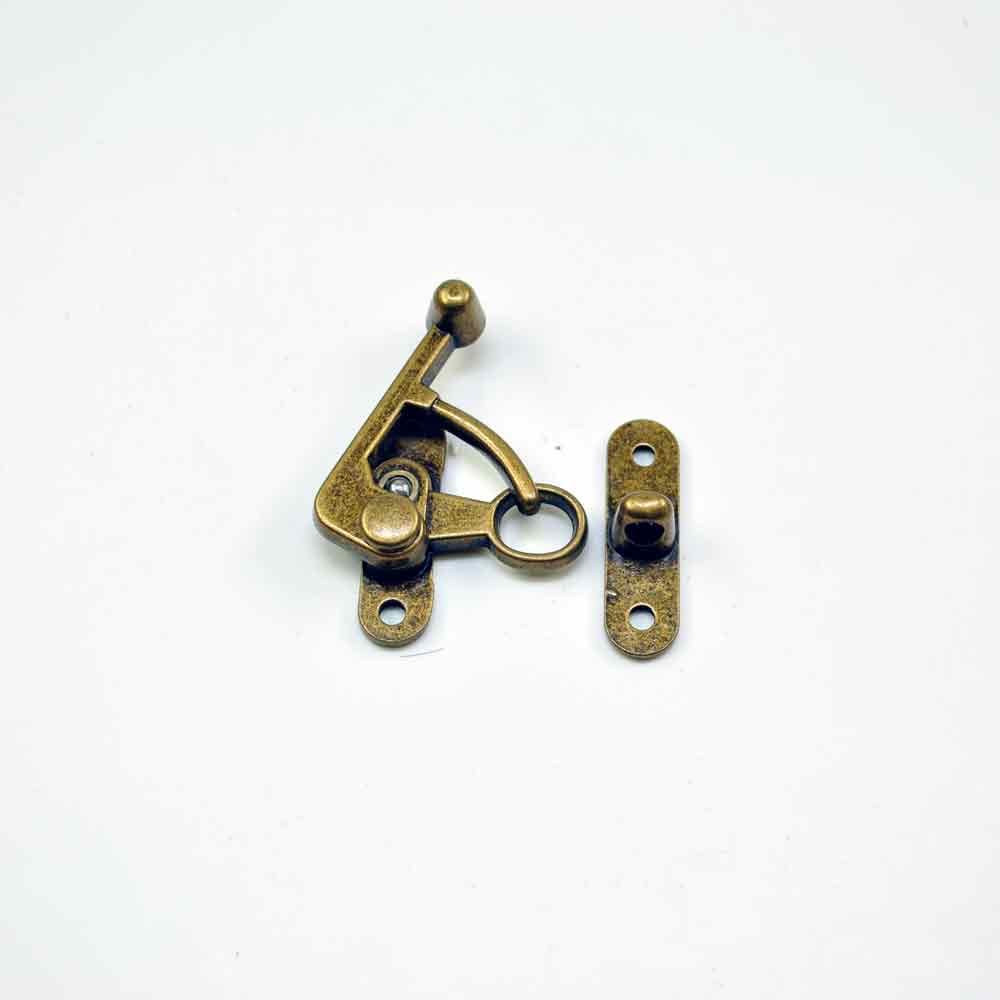 Hakenverschluss , Altmessing, mittelgross ca 40 x 46 mm