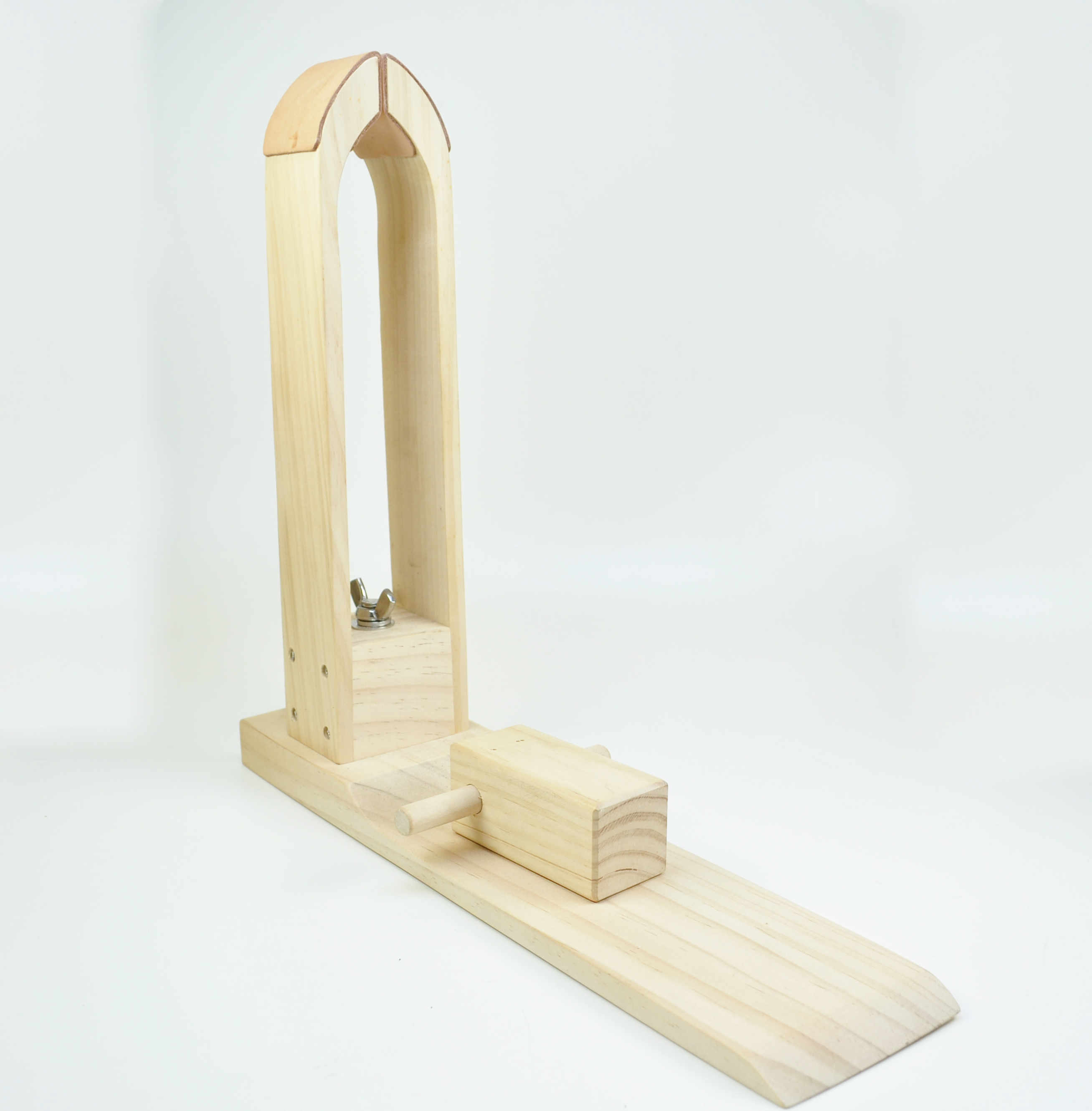 Kleine Nähzange Holz, Höhe 37.5 cm, Sitzbrett 42 cm, Backenbreite 60 mm, Backen schonend mit Leder überzogen, Hohlraum zwischen den Backen 55 mm