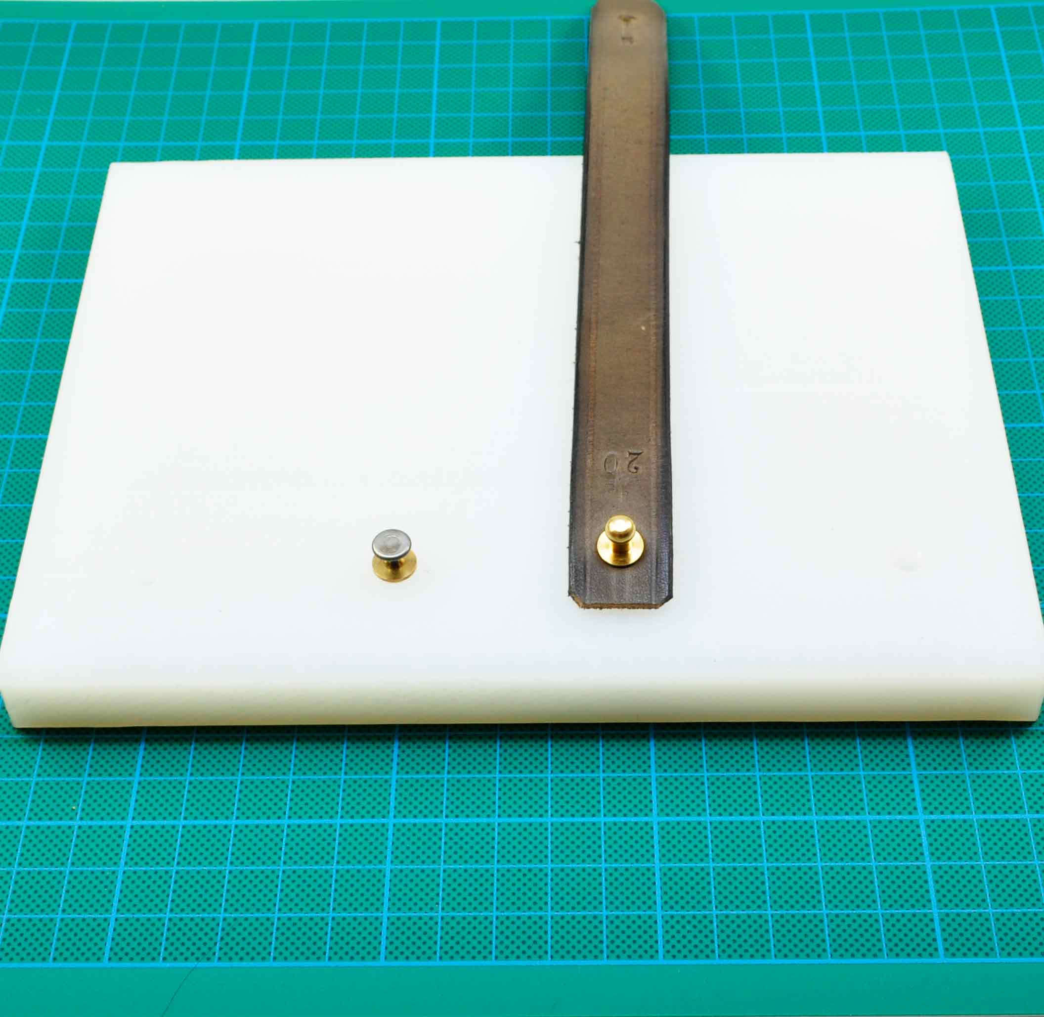 Schneidunterlage 200 x 150 x 15 mm, Weiss, für Loch- und Sticheisen, mit 4 Bohrungen für Nietknöpfe usw.