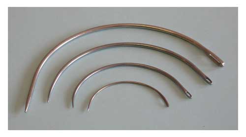 Gebogene Nadeln, Nr. 2: Sehne 40 mm, Draht Ø 1 mm. Made in England
