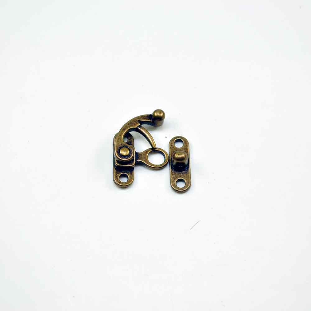 Hakenverschluss , Altmessingfinish, klein, ca. 30 x 35 mm Hakenverschluss , Altmessingfinish, klein, ca. 30 x 35 mm