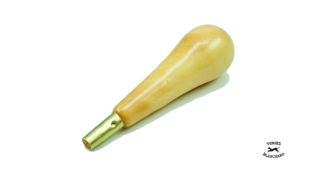 Rundes Ahlenheft aus lackiertem Buchsbaum. Gesamtlänge 95 mm, Messingbuchse Durchmesser 10 mm